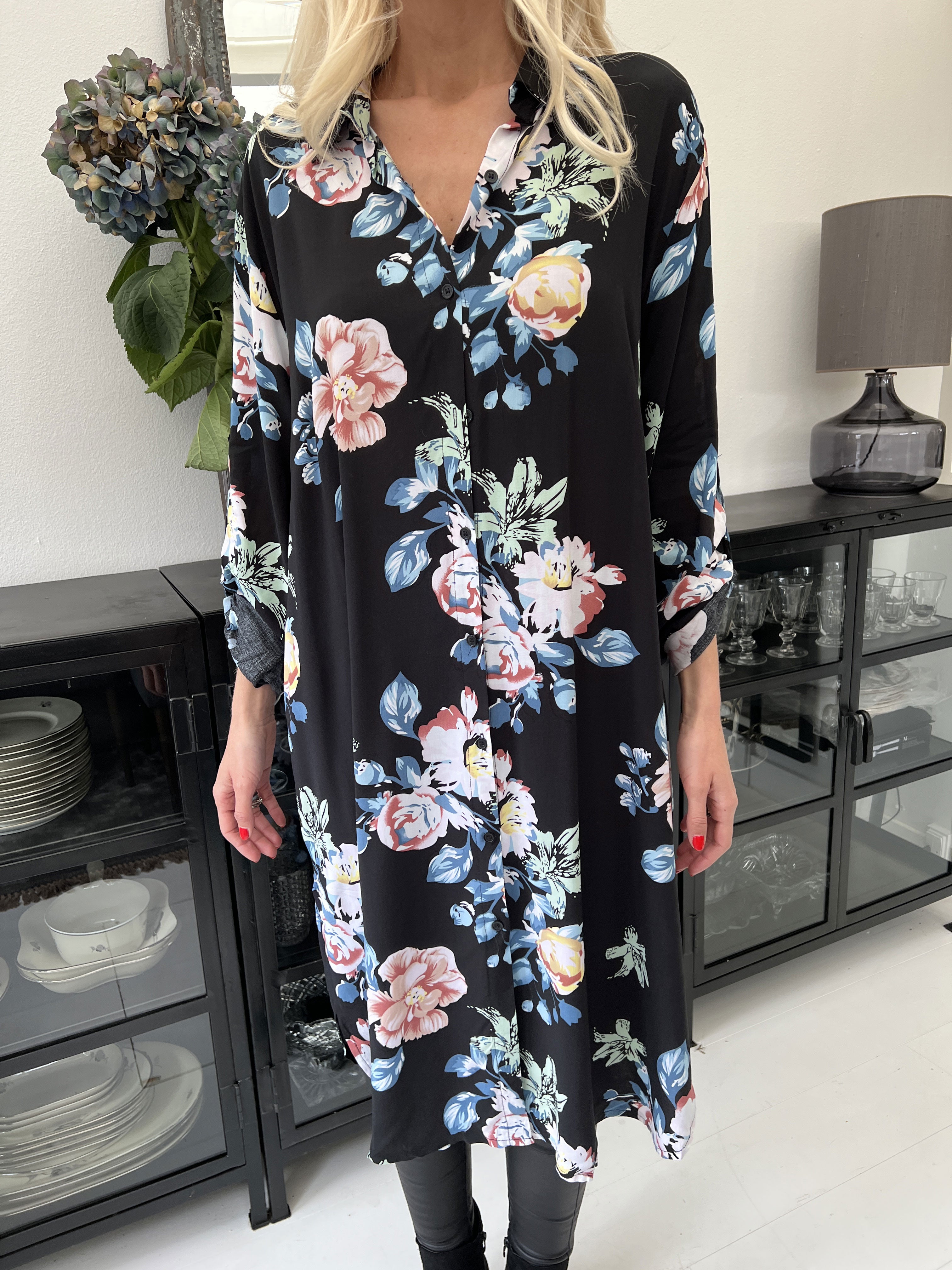 Maida - Sort skjortekjole med blomsterprint